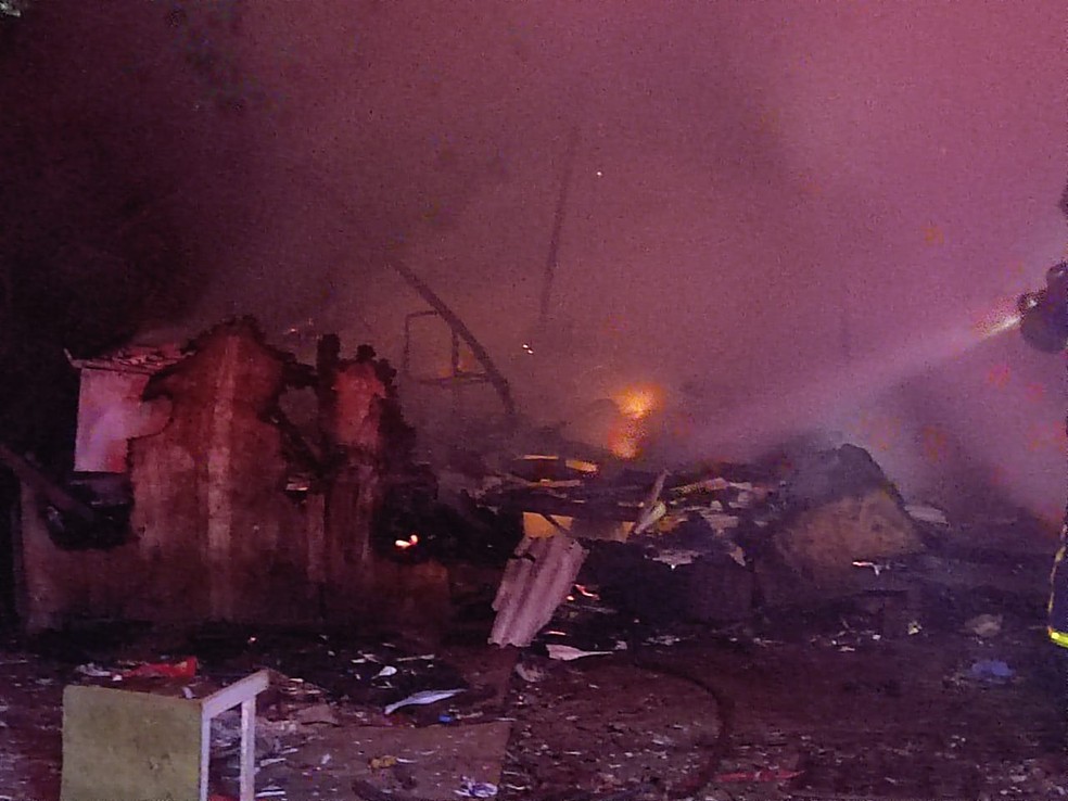 Casa de um dos suspeitos de matar pastor após confusão por conserto de energia, em Palmas, foi incendiada — Foto: Divulgação/PM
