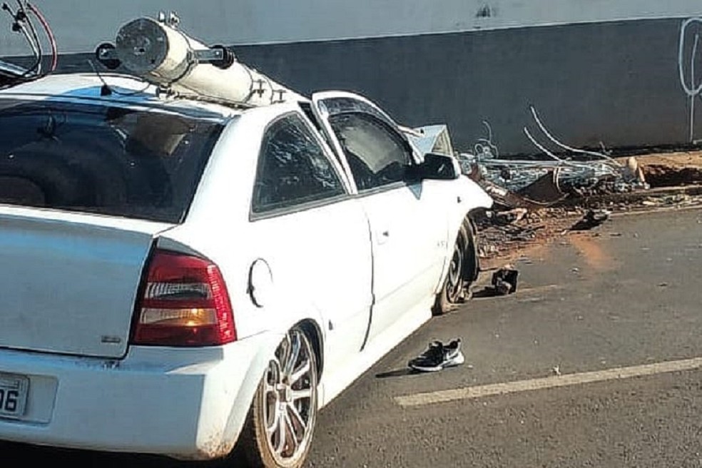 Poste caiu sobre o carro após a batida em Jaú — Foto: Tem Coisas Que Só Acontecem Em Jaú/Divulgação