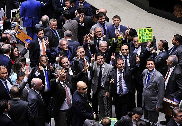 Deputados, em sessão que votou a PEC dos gastos públicos em primeiro turno (Foto: Luis Macedo / Câmara dos Deputados)