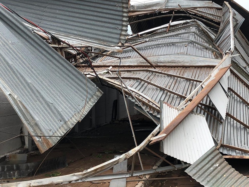 Vendaval derrubou cobertura no Poliesportivo de Adamantina — Foto: David de Tarso/TV Fronteira