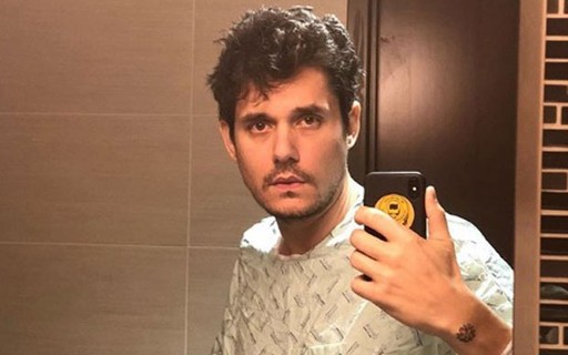 Após cirurgia de apendicite, John Mayer faz primeira selfie no banheiro do hospital