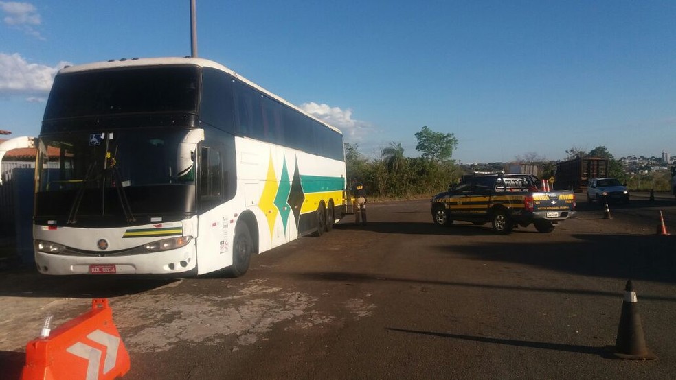 Ônibus clonado era usado por empresa de turismo (Foto: PRF/Divulgação)
