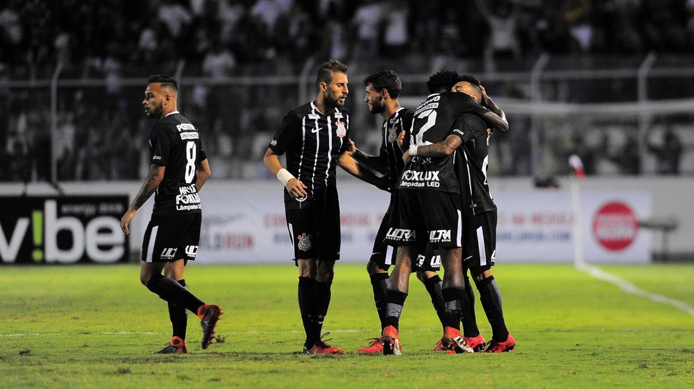 Após títulos e queda, Henrique revê ex-clube em primeiro Dérbi pelo Corinthians