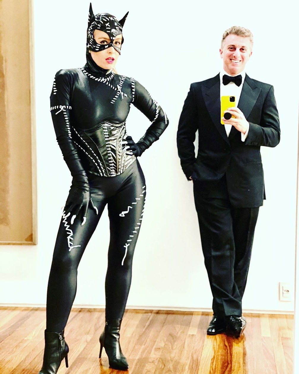 Angélica foi de mulher-gata com Luciano Huck em uma festa de Halloween, no Rio de Janeiro — Foto: Reprodução/Instagram/LucianoHuck