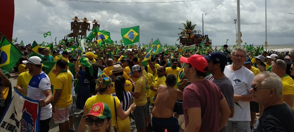 SÃO LUÍS: 10h30. Manifestantes fazem ato neste domingo (26) em apoio ao governo Bolsonaro na Praça do Pescador — Foto: Douglas Pinto/TV Mirante