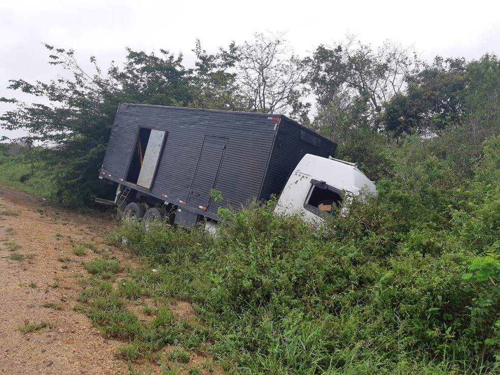 Caminhão envolvido em acidente no sudoeste da Bahia — Foto: Divulgação/PRF