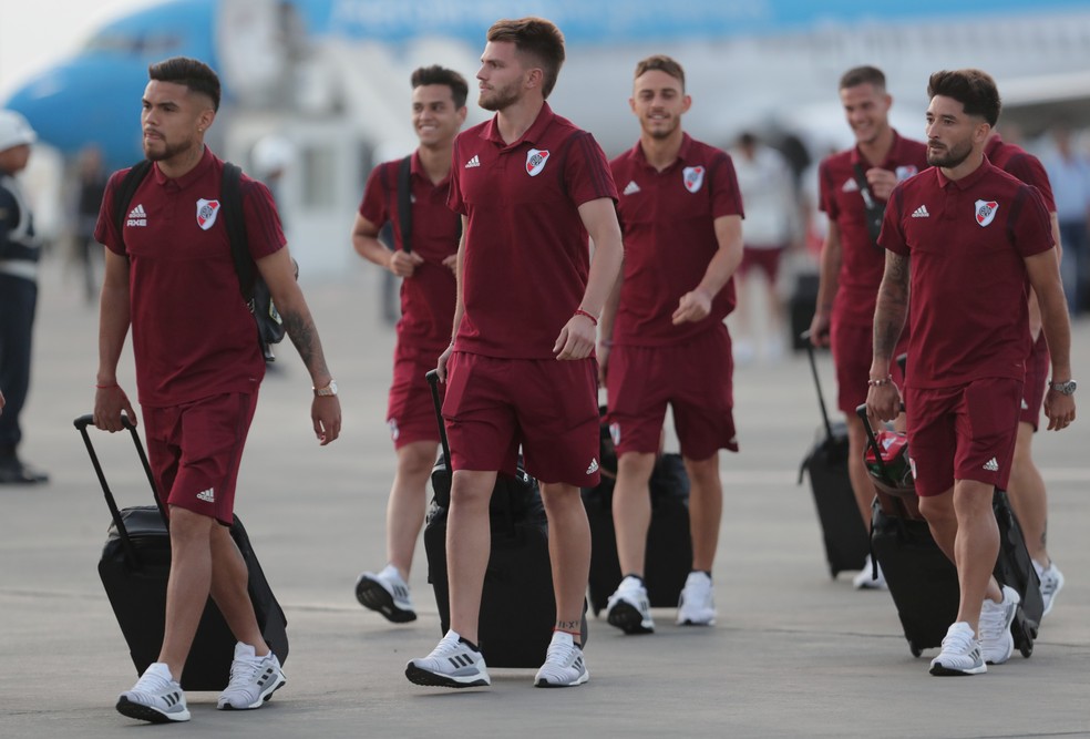 Jogadores do River Plate desembarcam em Lima — Foto: Guadalupe Pardo/Reuters