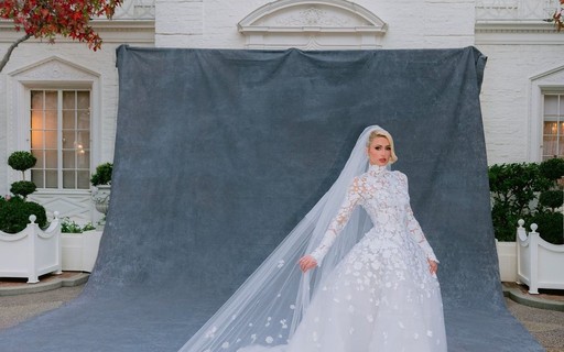 Paris Hilton mostra vestido de noiva e fala sobre união: "Para a vida"