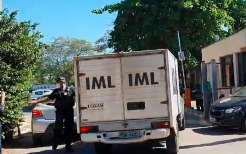 Momento em que corpo de Lázaro Babosa chega ao IML de Goiânia — Foto: João Victor Guedes\TV Anhanguera 