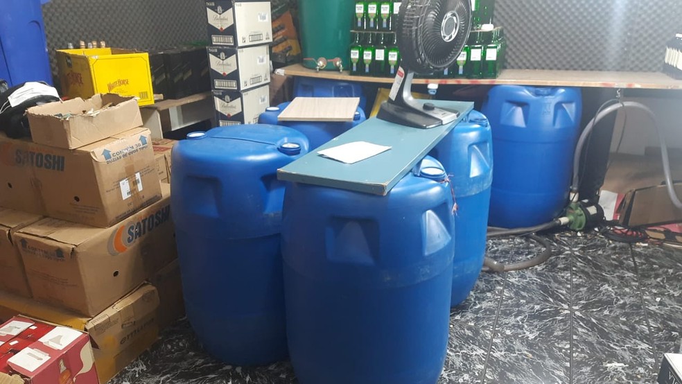 PM encontrou galões e equipamentos para falsificação de bebidas em Campinas — Foto: Polícia Militar