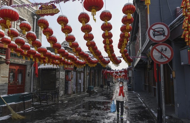 Carta de Pequim: a diretora de redação da Vogue China conta como está achando forças para passar pela crise do coronavírus (Foto: Reprodução/ Kevin Frayer/ Getty Images)