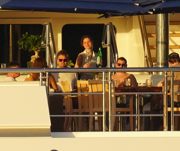 Leonardo DiCaprio (de óculos escuros e camiseta branca)curte passeio de iate com amigos (Foto: Grosby Group)