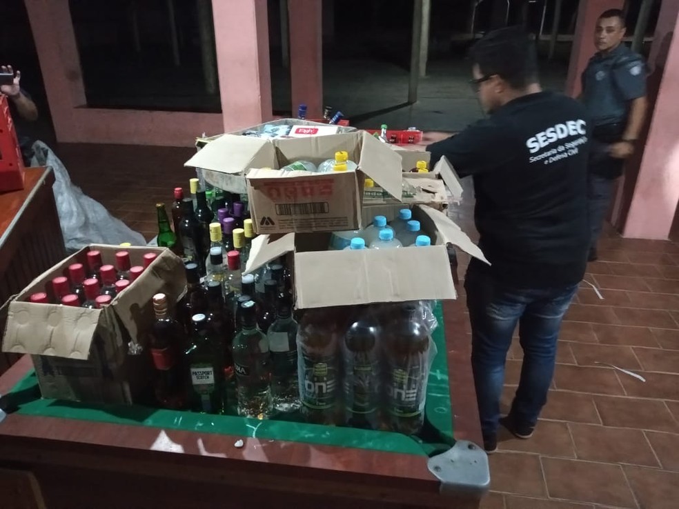 Bebidas alcoólicas foram apreendidas no local — Foto: Divulgação/Fiscalização da Prefeitura de Sorocaba