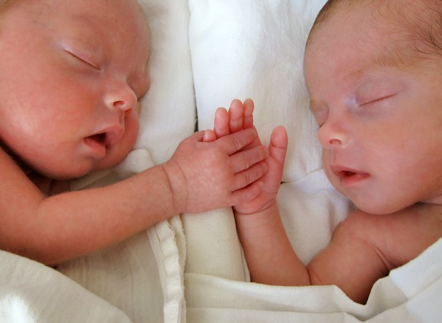 Gêmeos recém-nascidos (Foto:  Viorika/Getty Images)
