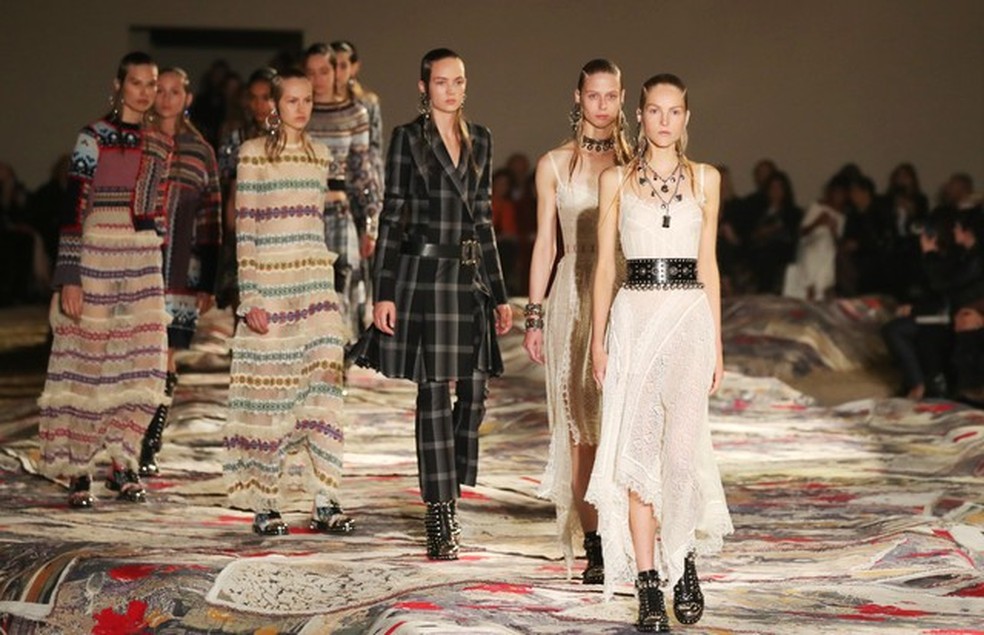 Verão de Alexander McQueen une artesanato celta com tribalismo e