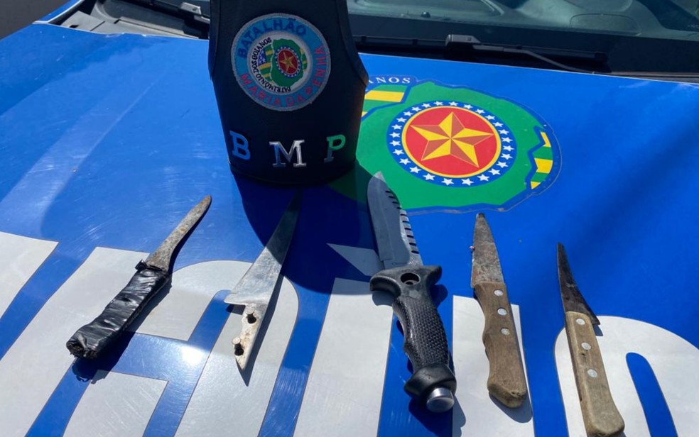 Facas usadas por suspeito para ameaçar mulher e filhos em Senador Canedo, Goiás — Foto: Divulgação/Polícia Militar