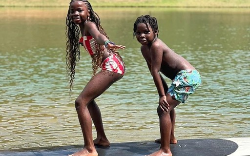 Titi e Bless curtem dia no lago no rancho da família Ewbank-Gagliasso