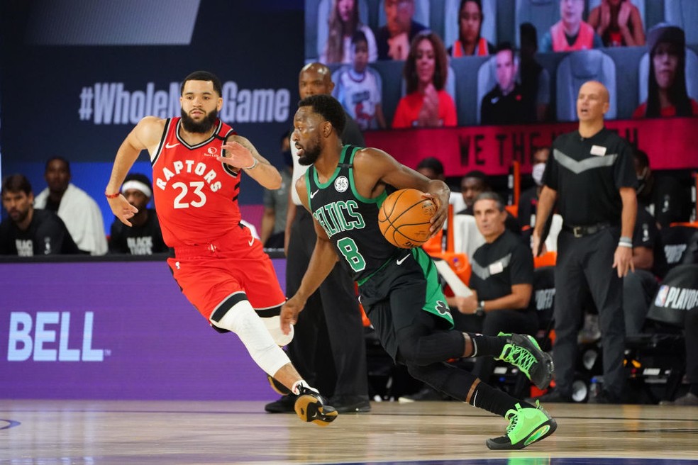 Kemba Walker leva o Boston Celtics ao ataque — Foto: Jesse D. Garrabrant/NBAE/Getty Images