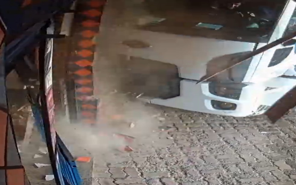 Caminhão atinge parede da loja em Valparaíso de Goiás — Foto: Reprodução/TV Anhanguera