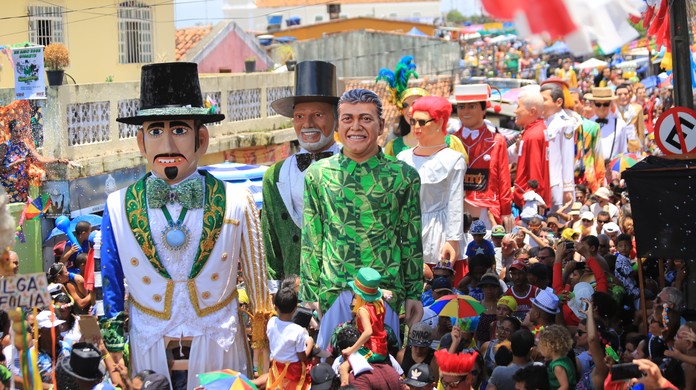 Mais modesto, tradicional desfile de bonecos gigantes continua a encantar  foliões em Olinda | Carnaval 2018 em Pernambuco | G1