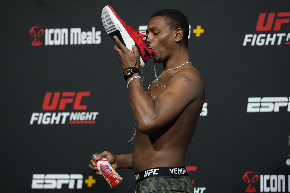 Jamahal Hill fez um "shoey" após a pesagem do UFC Walker x Hill — Foto: Getty Images