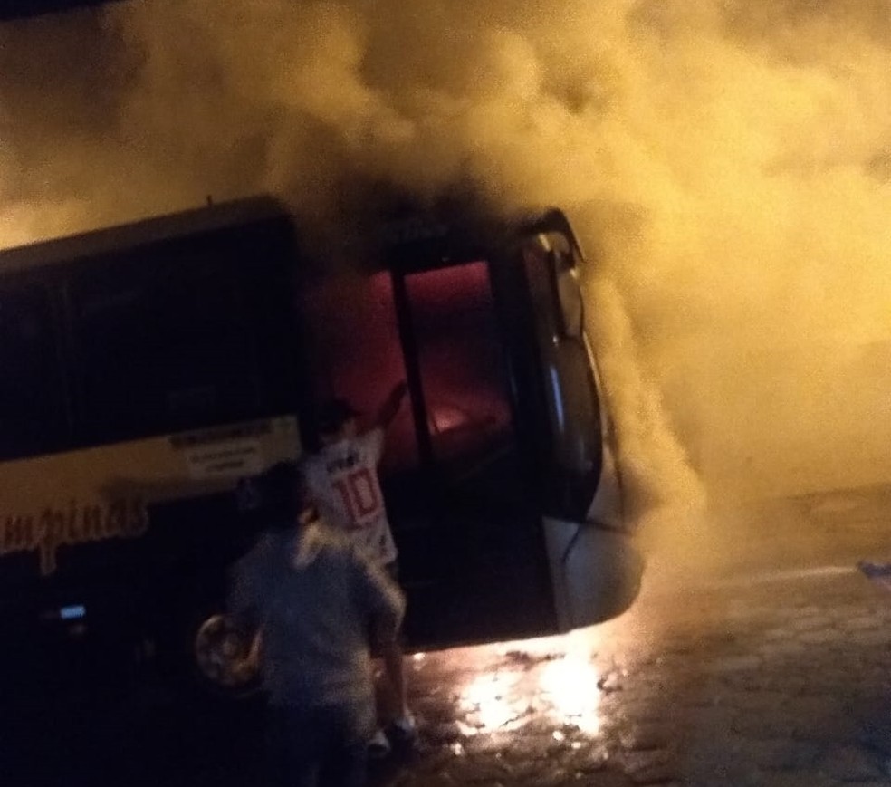 Moradores ajudaram a controlar inc&ecirc;ndio que atingiu &ocirc;nibus em Avar&eacute; (SP) &mdash; Foto: Arquivo Pessoal