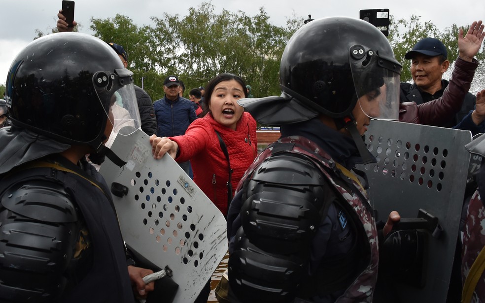 Policiais tentam conter manifestação durante a eleição presidencial do Cazaquistão. — Foto: VYACHESLAV OSELEDKO / AFP