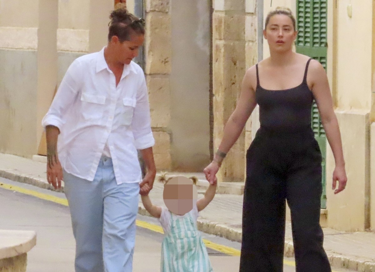 Photo © 2022 Backgrid UK/The Grosby GroupEXCLUSIVE PALMA DE MALLORCA, SPAIN  - 29 SEPTEMBER 2022 Out taking a relaxing stroll during her European break to Spain, the American Actress Amber Heard seen for the first time since her acrimonious much pub (Foto: Backgrid UK/The Grosby Group)