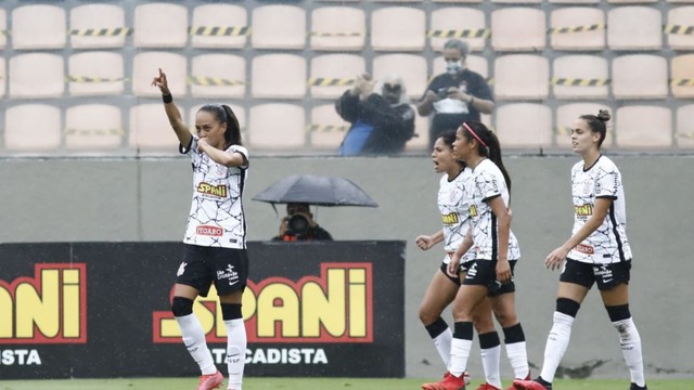 Adriana celebra classificao do Corinthians para final do Paulista