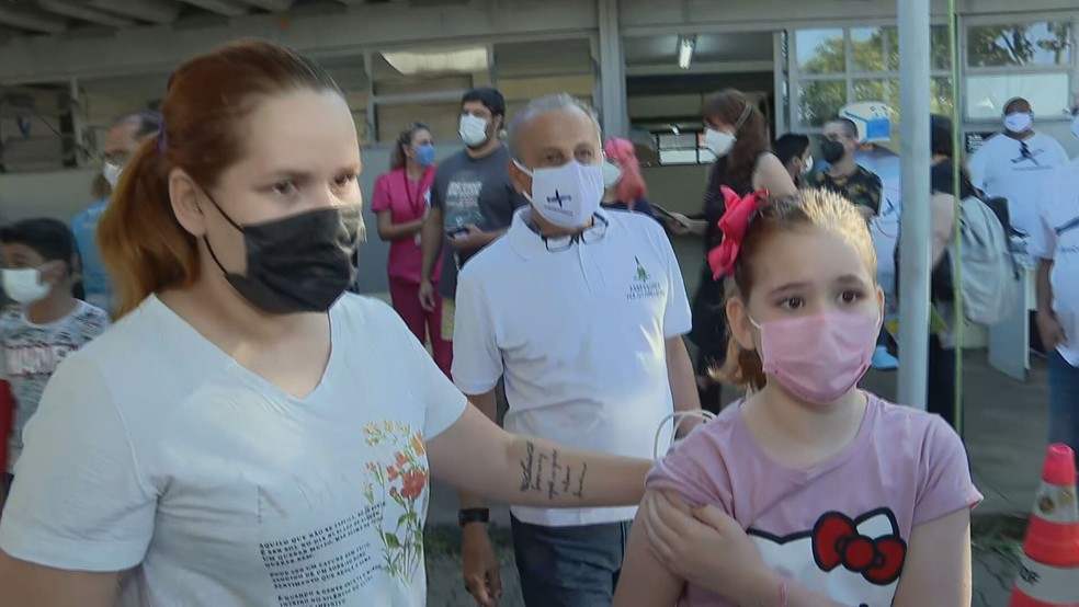 Manuella Rodrigues, de 9 anos, foi segunda criança vacinada contra Covid, no DF — Foto: Reprodução/TV Globo