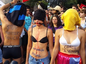 Manifestantes tiram a roupa em Belo Horizonte (Foto: Pedro Ângelo/G1)