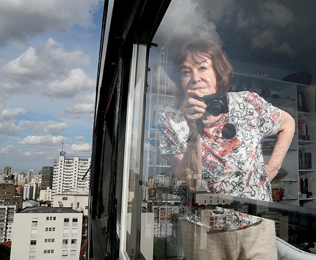 Especial - Desde a  década de 70,  Claudia Andujar, 87 anos, atua junto aos yanomami, seja registrando os hábitos da etnia, como fotógrafa, ou como ativista, ao lado de ONGs na demarcação e proteção do território indígena (Foto: Fernando Donasci / Agência O Globo)