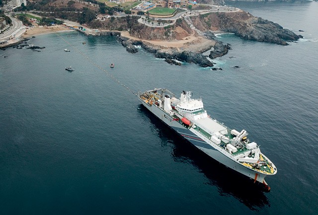 Barco do Google ao concluir, em Valparaíso, a instalação do maior cabo de uma empresa cuja atividade não é telecomunicações (Foto:  Google/Divulgação)