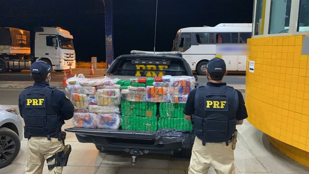 Droga estava escondida em um fundo falso próximo ao motor do ônibus — Foto: Divulgação/PRF