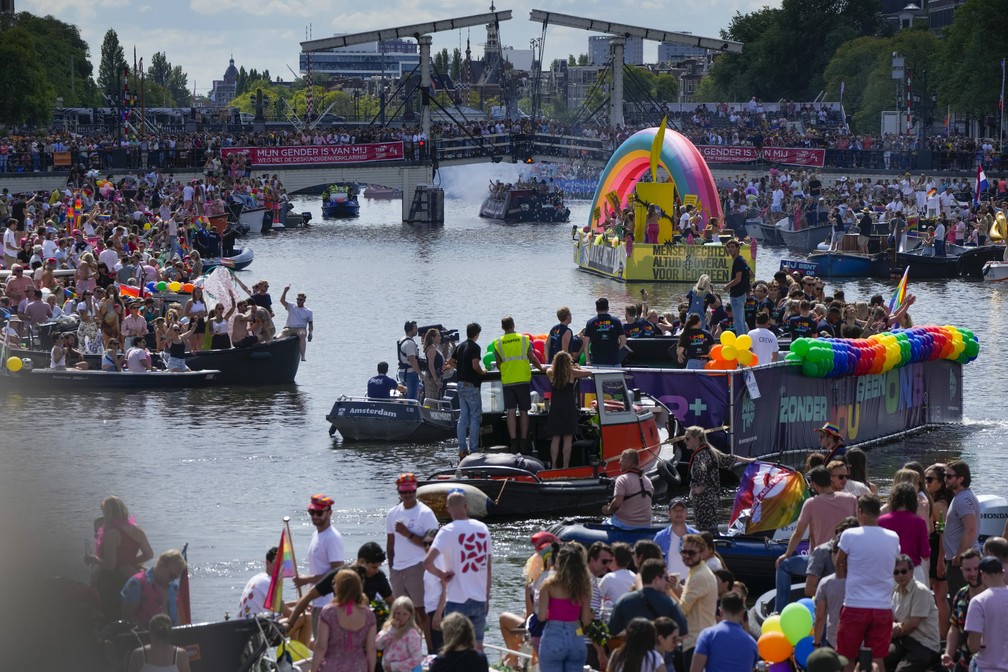 Os participantes andam em um barco enquanto participam do desfile ap&oacute;s dois anos em Amsterd&atilde;, em 6 de agosto de 2022. &mdash; Foto: Peter Dejong/AP