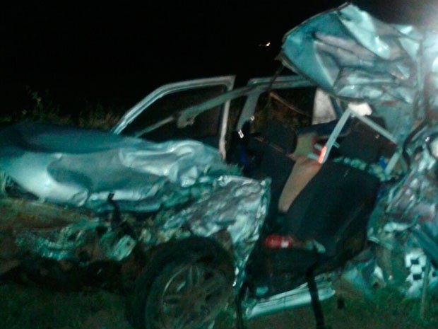Com impacto da batida, carro ficou totalmente destruído (Foto: Sigi Vilares/Blog do Sigi Vilares)