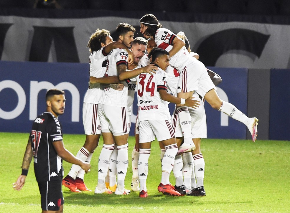 Jogadores  comemoram gol do Flamengo em São Januário — Foto: André Durão