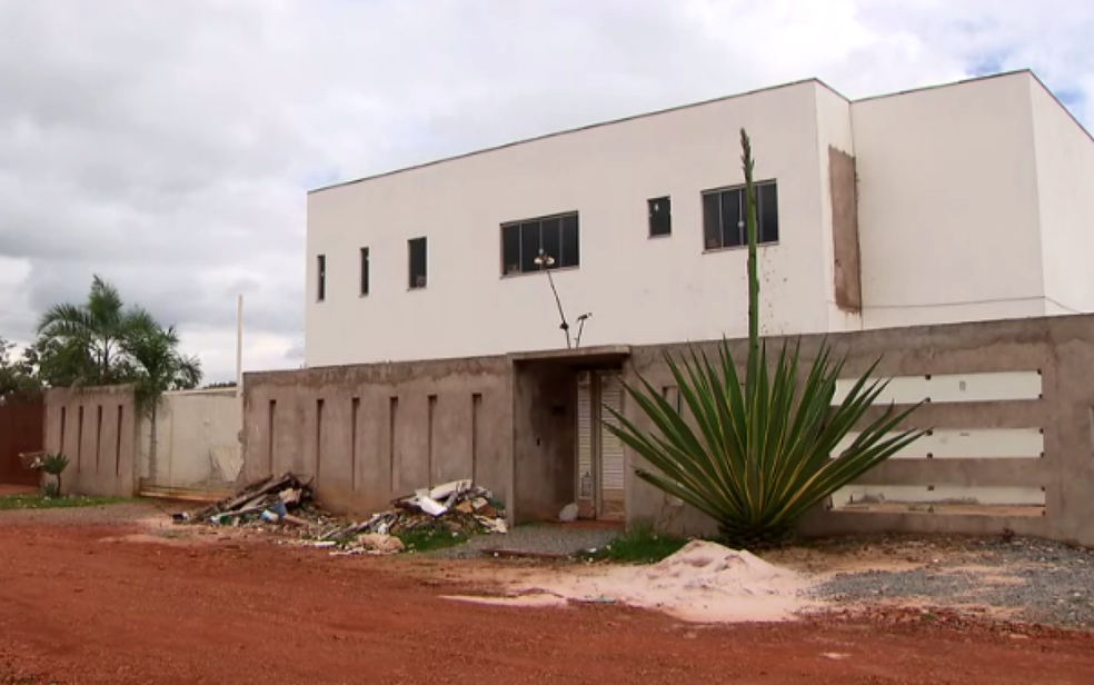 Casa de homem que matou pai e filho dentro do Condomínio Estância Quintas da Alvorada, no Jardim Botânico, em Brasília (Foto: TV Globo/Reprodução)