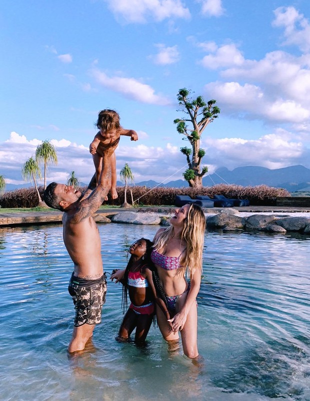 Giovanna Ewbank e Bruno Gagliasso com os filhos (Foto: Reprodução/Instagram)