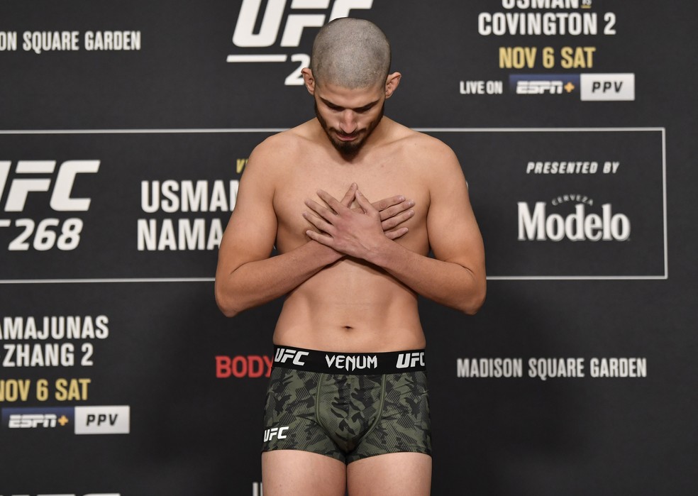Bruno Souza não bate o peso para o UFC 268 e se desculpa na balança — Foto: Getty Images