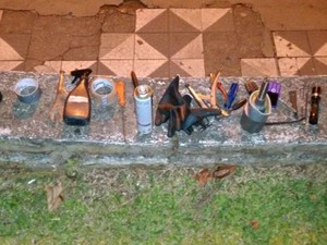 Diversos objetos foram apreendidos pela polícia (Foto: Divulgação/Brigada Militar)