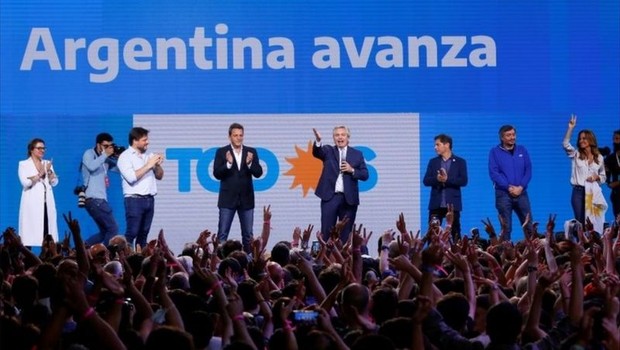 Apesar de sua coalizão ter menos votos do que oposição, Fernández falou em "triunfo" (Foto: Reuters via BBC)