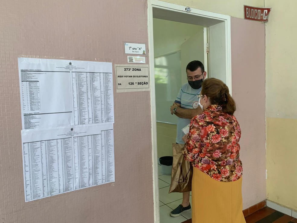 Colégio São José, em Santos, teve movimento no pátio mas seções tranquilas — Foto: Isabel Franson