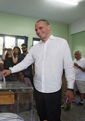 Ministro de finanças Yanis Varoufakis durante votação no referendo (Foto: EFE)