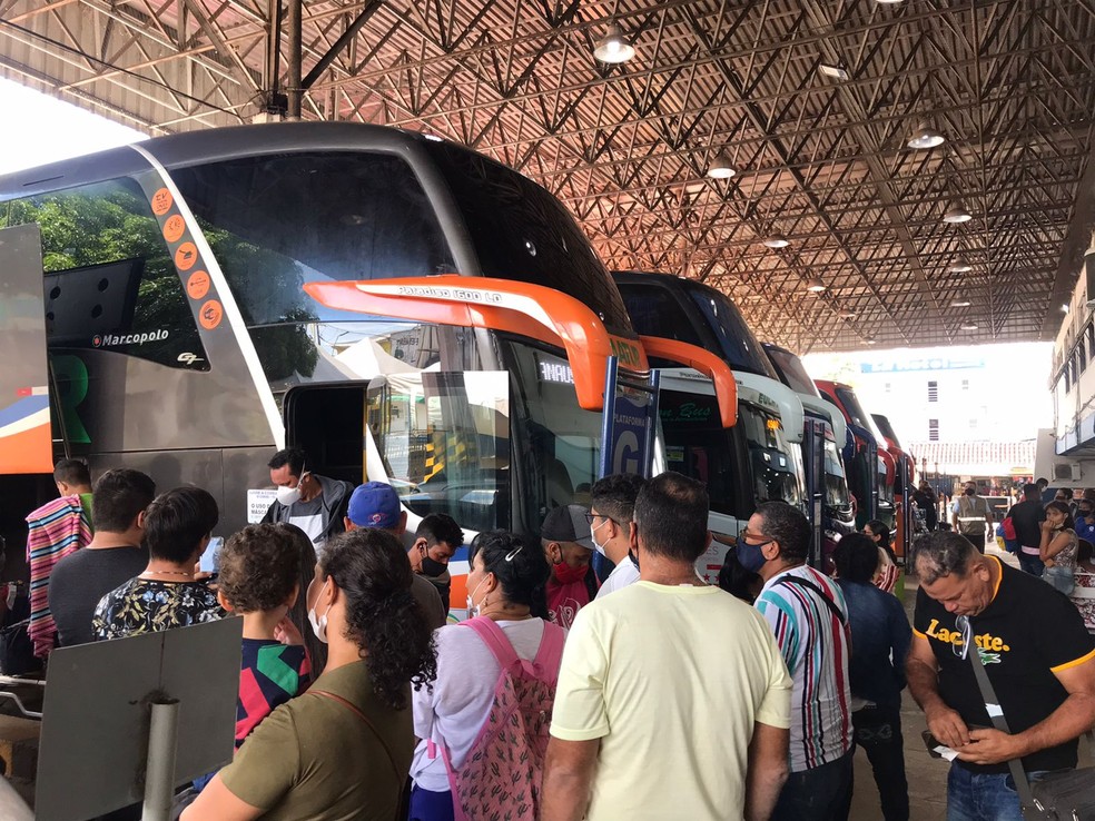 Movimento na rodovi&aacute;ria de Manaus nesta sexta-feira (12) &mdash; Foto: Lane Gusm&atilde;o/Rede Amaz&ocirc;nica