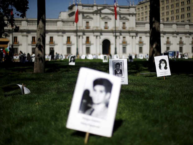 Fotografías de víctimas de la dictadura de Augusto Pinochet se exhiben frente al Palacio Presidencial en Santiago el viernes (11), día del 42° aniversario del golpe de Estado que derrocó al presidente Salvador Allende (Foto: Reuters/Iván Alvarado)
