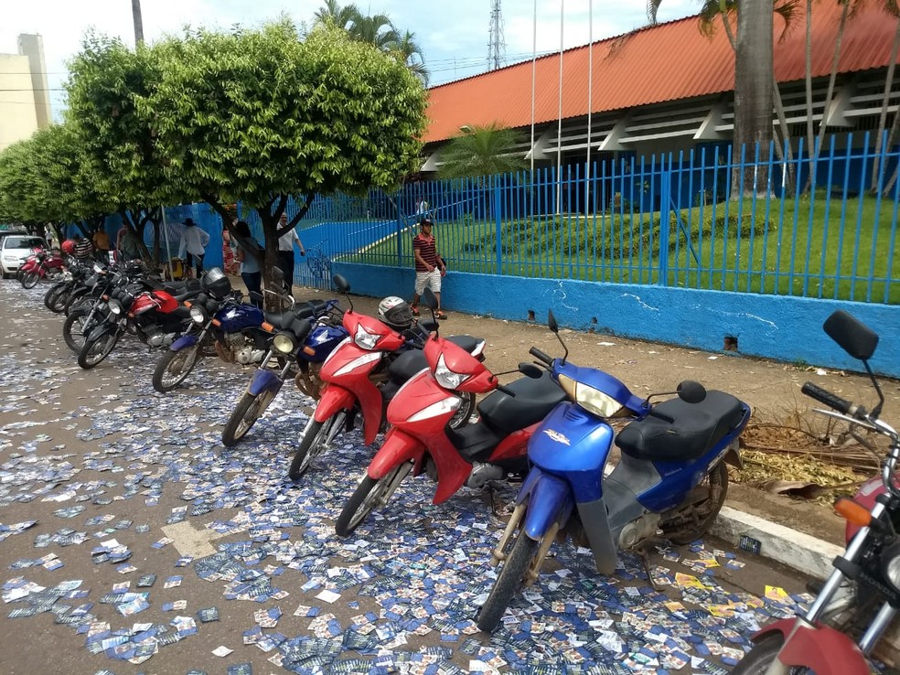 Rua em frente Ã  Escola Estadual Major OtÃ¡vio Pitaluga, em RondonÃ³polis, estÃ¡ tomada por santinhos. â Foto: JoÃ£o Pedro Godoy/ TVCA