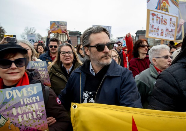 Joaquim Phoenix protesta contra aquecimento global ao lado de Susan Sarandon (Foto: Getty Images)