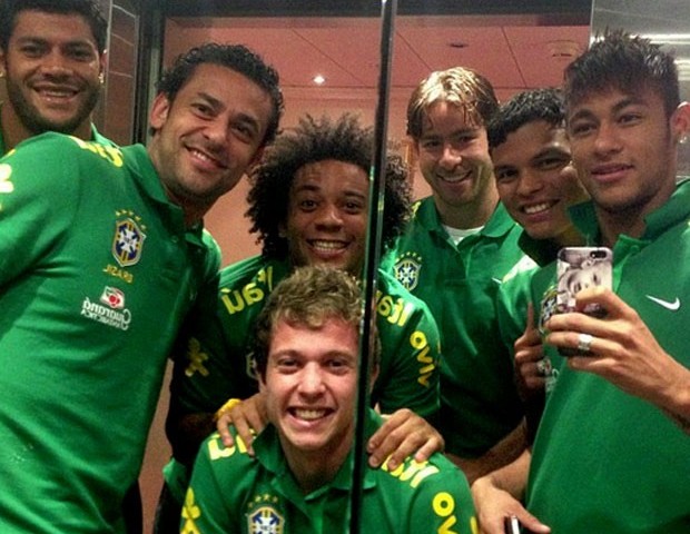 Neymar e colegas da Seleção em foto no elevador (Foto: reprodução/ Instagram)