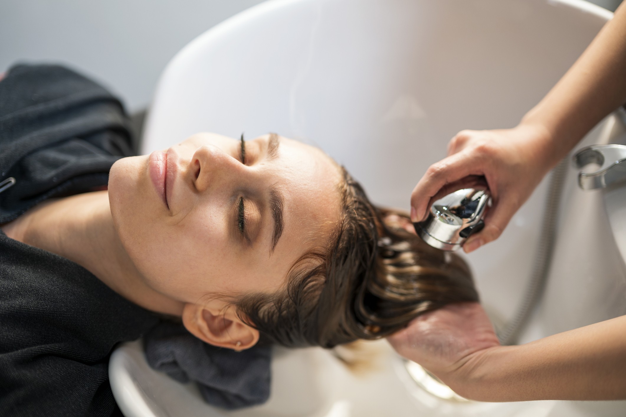Cabelereiros podem ser multados em  quase R$3 mil por lavar cabelo de clientes 2 vezes (Foto: Getty Images)